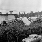 126223 Afbeelding van de ravage na een ontsporing van een goederentrein ter hoogte van de spoorwegovergang in het ...